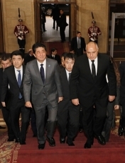 Photograph of the Prime Minister being welcomed by<br> the Prime Minister of Bulgaria<br>(Photo: Cabinet Public Relations Office)