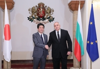 Photograph of the leaders shaking hands<br>(Photo: Cabinet Public Relations Office)
