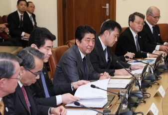 Photograph of the expanded summit meeting <br>with Japanese businesses<br>(Photo: Cabinet Public Relations Office)