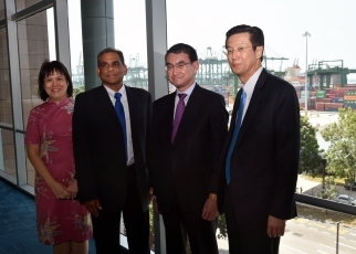 Foreign Minister Kono Visits the Maritime and Port Authority of Singapore