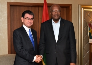 Foreign Minister Kono Pays a Courtesy Call on the President of Burkina Faso