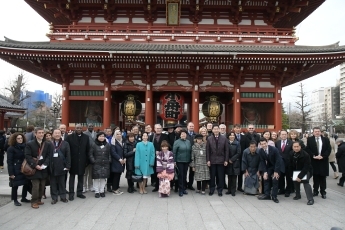(photo2) Group photo at Sensoji temple