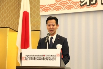 (photo1) Parliamentary Vice-Minister Mitsunari Okamoto delivering his speech