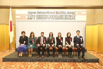 (photo3) Group photo with Parliamentary Vice-Minister Mitsunari Okamoto (right), Chairperson of the Selection Committee, Machiko Satonaka (left), Gold and Silver Award winners