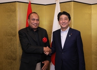 Prime Minister shaking hands with the President of Kiribati