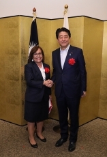 Prime Minister shaking hands with the President of the Marshall Islands