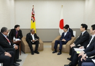 Prime Minister Abe Receives a Courtesy Call from the Acting Premier and <br>Minister of Infrastructure of Niue