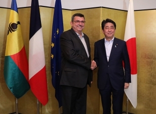 Courtesy Call from the President of the Government of New Caledonia(Shakehand)<br>(Photo: Cabinet Public Relations Office)