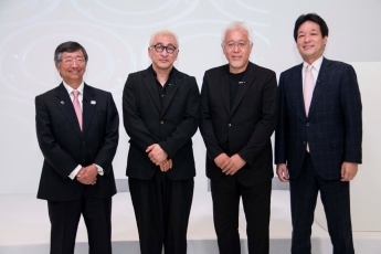 (Photo 1) (From left, Ambassador Tsuruoka to UK, Mr. Katayama, Mr. Hara, Special Advisor Sonoura)