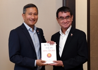 Japan-Singapore Foreign Ministers’ Meeting (Breakfast Meeting) 1