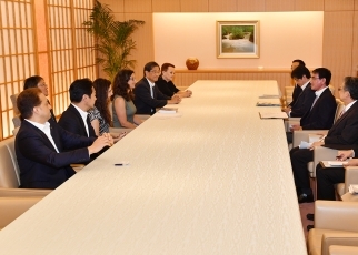 Foreign Minister Kono receives a courtesy call from the delegation of the “Middle East Peace Project”