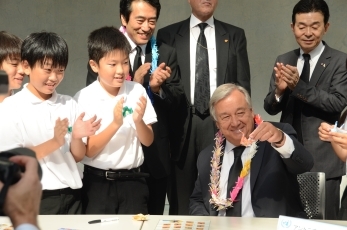 Making a paper crane with elementary school students in Nagasaki City