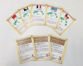 (Photo 4) Special Cards are distributed to the customers at stores in the shopping avenue.