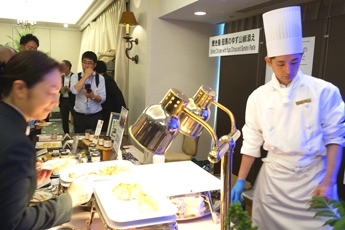(Photo 9) Sampling various dishes using Asakura sansho