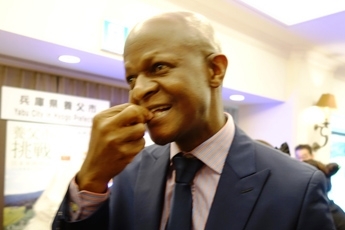 (Photo 10) A member of the Diplomatic Corps tasting Asakura sansho