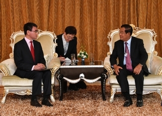 Foreign Minister Kono paid a courtesy call on Prime Minister of the Kingdom of Cambodia