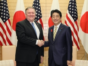 Courtesy Call from the Secretary of State of the United States Pompeo<br>(Photo: Cabinet Public Relations Office)
