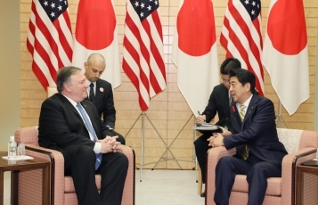 Courtesy Call from the Secretary of State of the United States Pompeo<br>(Photo: Cabinet Public Relations Office)