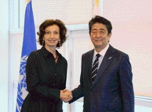 (Photo 1) Photograph of the Prime Minister receiving a courtesy call from the Director-General of UNESCO
