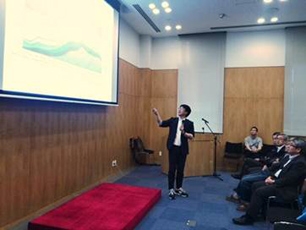 (Photo 1) Mr.Oshiro's speech
