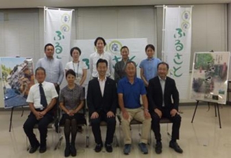 (Photo 6) group photo with participants
