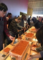 (Photo 7) Diplomats making paperweights during the tour