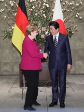 (Photo1) Prime Minister welcoming the Federal Chancellor of Germany (Photo: Cabinet Public Relations Office)