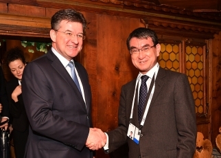 Foreign Ministers shaking hands