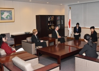 State Minister Abe Received a Courtesy Call from people related to former Australian Prisoners of War (POW)2