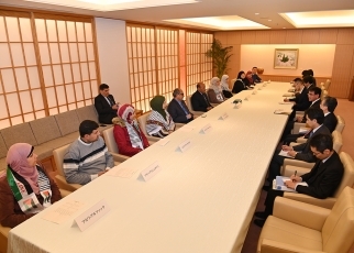 (Photo 2) Courtesy call on Foreign Minister Kono by teachers from Gaza invited to Japan