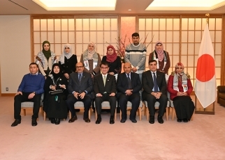 (Photo 1) Foreign Minister Kono together with teachers from Gaza invited to Japan