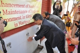 (photo2) Then Japanese Ambassador washing his hands at hand washing facilities equipped by Japan’s ODA