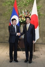 (Photo1) Photograph of the leaders shaking hands