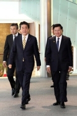 (Photo4) Photograph of the leaders heading to the signing ceremony