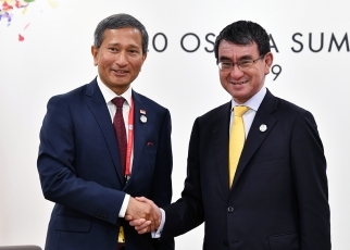 Foreign Ministers shaking hands