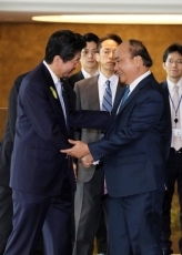 (Photo1) Photograph of the leaders shaking hands 1