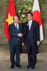 (Photo2) Photograph of the leaders shaking hands 2