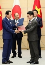 (Photo6) Photograph of the exchange of documents ceremony 1