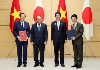 (Photo7) Photograph of the exchange of documents ceremony 2