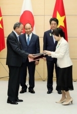 (Photo8) Photograph of the exchange of documents ceremony 3