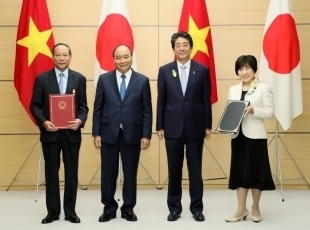 (Photo9) Photograph of the exchange of documents ceremony 4