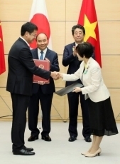 (Photo10) Photograph of the exchange of documents ceremony 5