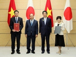 (Photo11) Photograph of the exchange of documents ceremony 6