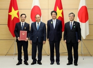 (Photo15) Photograph of the exchange of documents ceremony 10