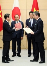 (Photo16) Photograph of the exchange of documents ceremony 11