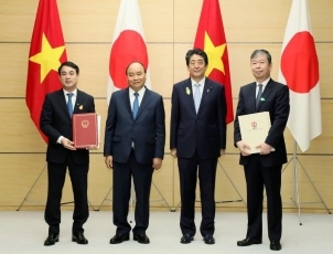 (Photo17) Photograph of the exchange of documents ceremony 12