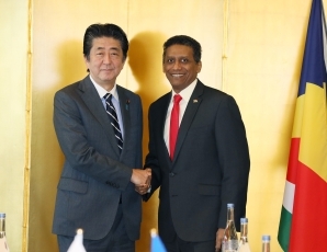 (photo1)Japan-Seychelles Summit Meeting