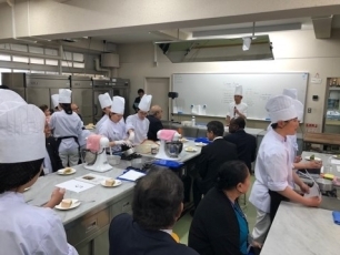 (Photo2) The patisserie course of Iizuka High School