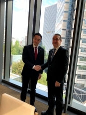 State Minister for Foreign Affairs Suzuki and Executive Director Glemarec shaking hands