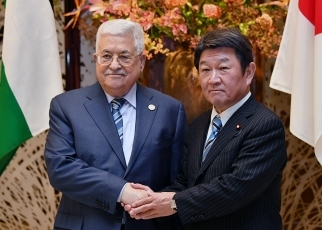 Foreign Minister Motegi and President of Palestine shaking hands